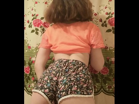 ❤️ Sexy ung babe tar av seg shortsen på kamera ❤️ Pornovideo hos oss ❌️❤