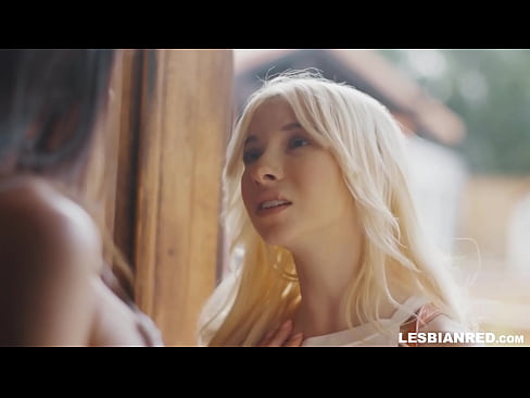 ❤️ Jenta kommer hjem noen måneder senere og ender opp med å spise stemorens fitte ❤️ Pornovideo hos oss ❌️❤