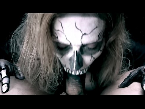❤️ Demon jente suger kuk med sin svarte munn og svelger cum. ❤️ Pornovideo hos oss ❌️❤