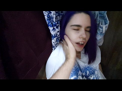 ❤️ Fant min søster i skapet og hjalp henne med å komme ❤️ Pornovideo hos oss ❌️❤