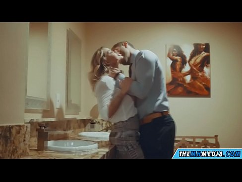 ❤️ Når en barmfagre blondine forfører deg på et offentlig toalett ❤️ Pornovideo hos oss ❌️❤